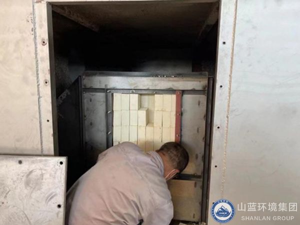 一氧化碳催化剂装填现场.jpg